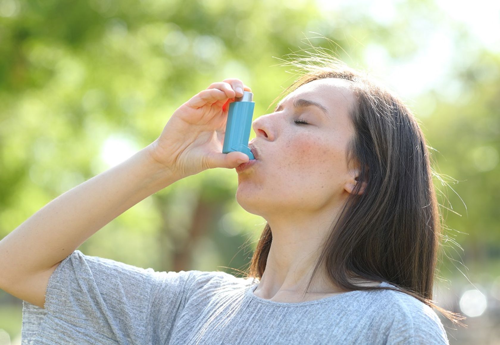 Frau nutzt inhalative Asthmatherapie