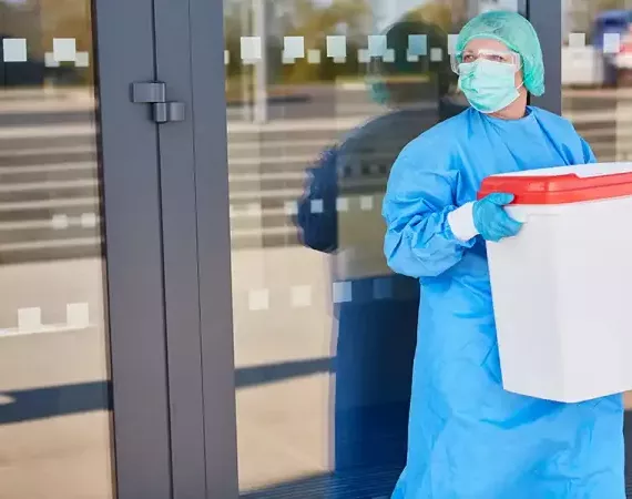 Operateur bringt eine Box mit Organen zur Transplantation.