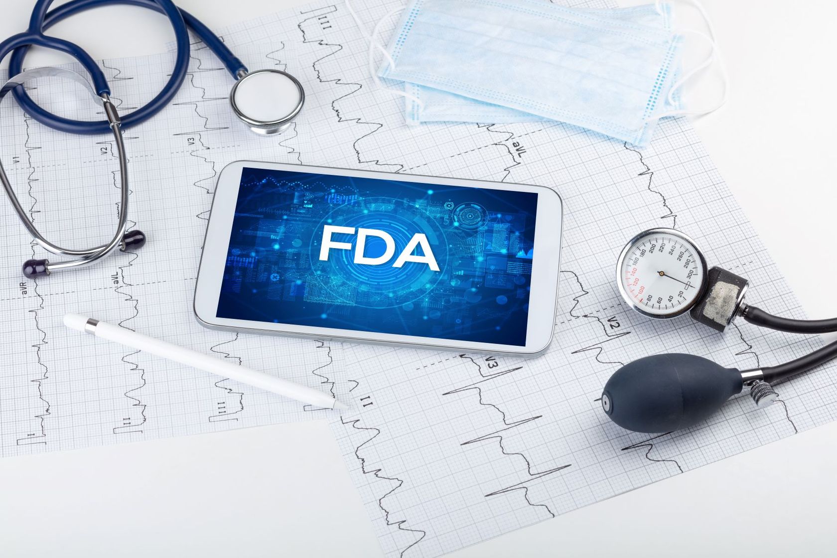 FDA auf dem Smartphone mit Stethoskop und Blutdruckmesser